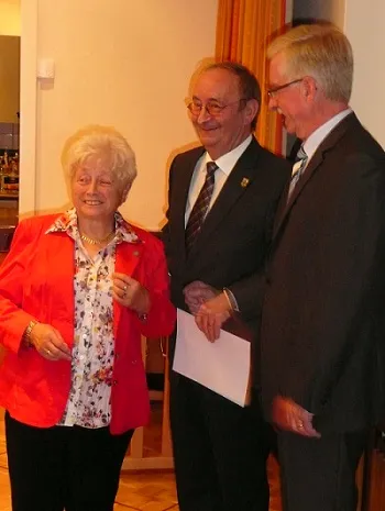 Ehrenplakette für Frau Agnes Wieskus