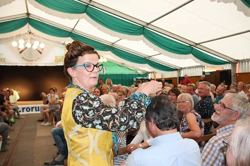 Frieda Braun im Festzelt