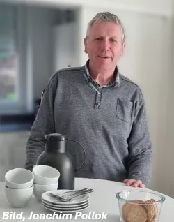 Theo Lenz umsorgt Besucher und Berater mit Kaffee und kleinen Leckereien