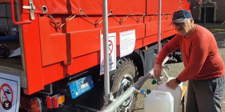 In Rorup gibt es derzeit kein Wasser. Grund ist eine Störung an der Hauptleitung, die das Dorf versorgt. Am Kirchplatz stehen Wassertanks parat, so sich jeder Wasser (kein Trinkwasser) abzapfen kann. Foto: krk c823ce57d9fa407532548e07e309cf1a.webp